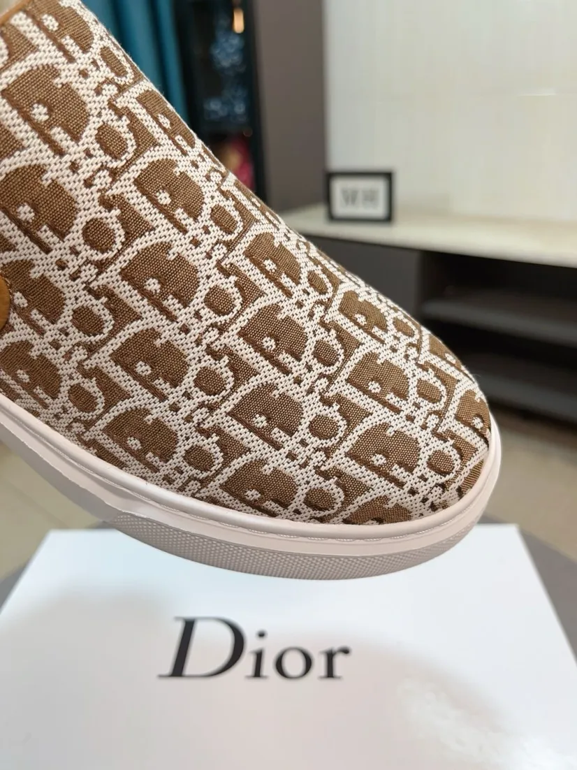 Men's men's shoes 💰380🌸🌸[Dior] 25ss new product B01 moral training shoes. The toe dimension design of the couple's style is a bit wider. The upper foot comfort is perfect. The threads are beautiful. Perfectly adaptable to trousers. Decorated with various classic details. It is an ideal choice for daily styling. Can be matched with various casual items to create exquisite looks. Fabric: top layer cowhide/lining sheepskin TPU original outsole Code number: 38-44, 45 customized